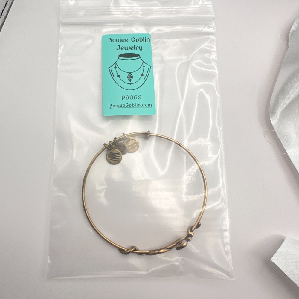 Vintage 80s Gold Tone Chai Charm Expandable Bangle Bracelet Classic Jewelry